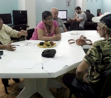 Alfredo Rojas Donatién, especialista del CCRD-C (izquierda), comenta sobre la capacitación que realizamos a emprendedores