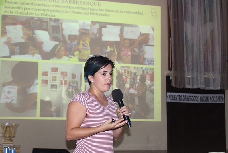 Adriana Ricardo, Directora de Programas de Artecorte, habló sobre los distintos proyectos comunitarios en los que están involucrados