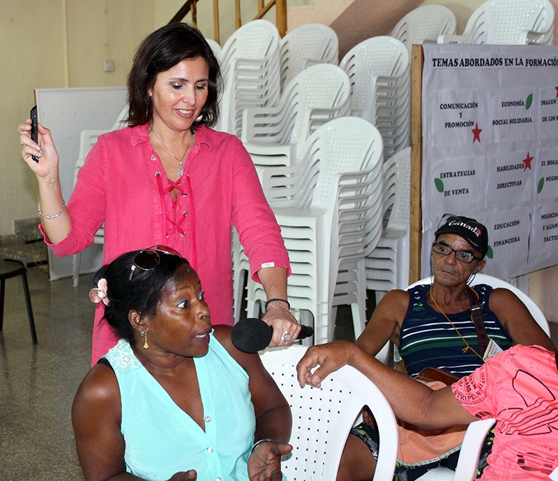 Alejandra Ferrari, representante de Credit4Cuba dirige el debate sobre Imagen y Calidad del servicio de bicitaxi y ciclo-servi