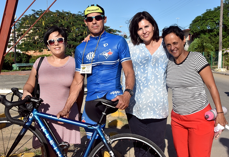 Jorge Luis Gónzález, el ciclista dulcero, junto a las facilitadoras del Encuentro