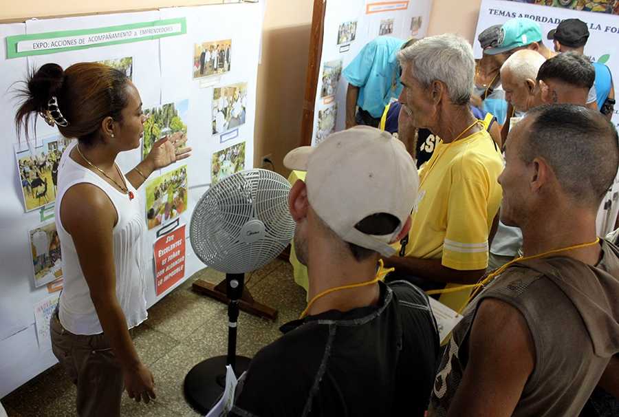Yadairys Terry, colaboradora del CCRD-C, comenta a los participantes, algunas acciones de acompañamiento a emprendedores que aquí efectuamos