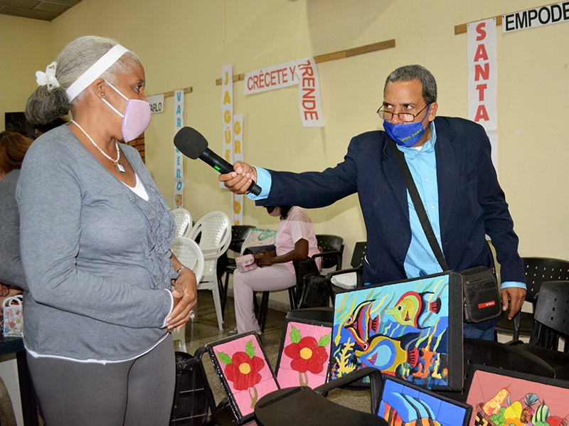 Alfredo Rojas Donatién, especialista de nuestro Centro, propició que las participantes presentaran sus productos