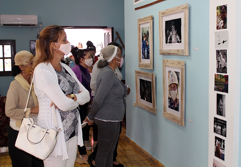 Esa especial comunicación entre espectador y creador, siempre a través de la creación, se manifestó en la exposición fotográfica Rompiendo esquemas