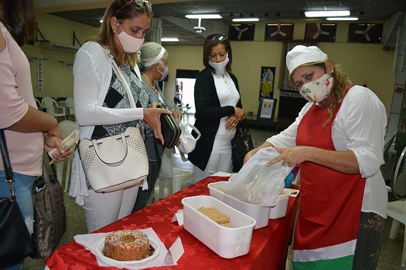 La artesana Naysi Gutiérrez ha reorientado su negocio hacia la elaboración de alimentos