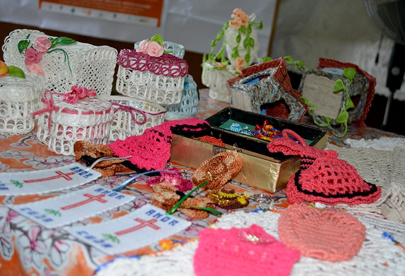 Las manualidades con técnicas como tejido a crochet, trabajo en papier maché, costura, técnica de parche sin aguja, siempre son bien recibidas