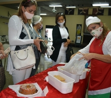 La artesana Naysi Gutiérrez ha reorientado su negocio hacia la elaboración de alimentos