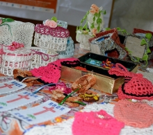 Las manualidades con técnicas como tejido a crochet, trabajo en papier maché, costura, técnica de parche sin aguja, siempre son bien recibidas