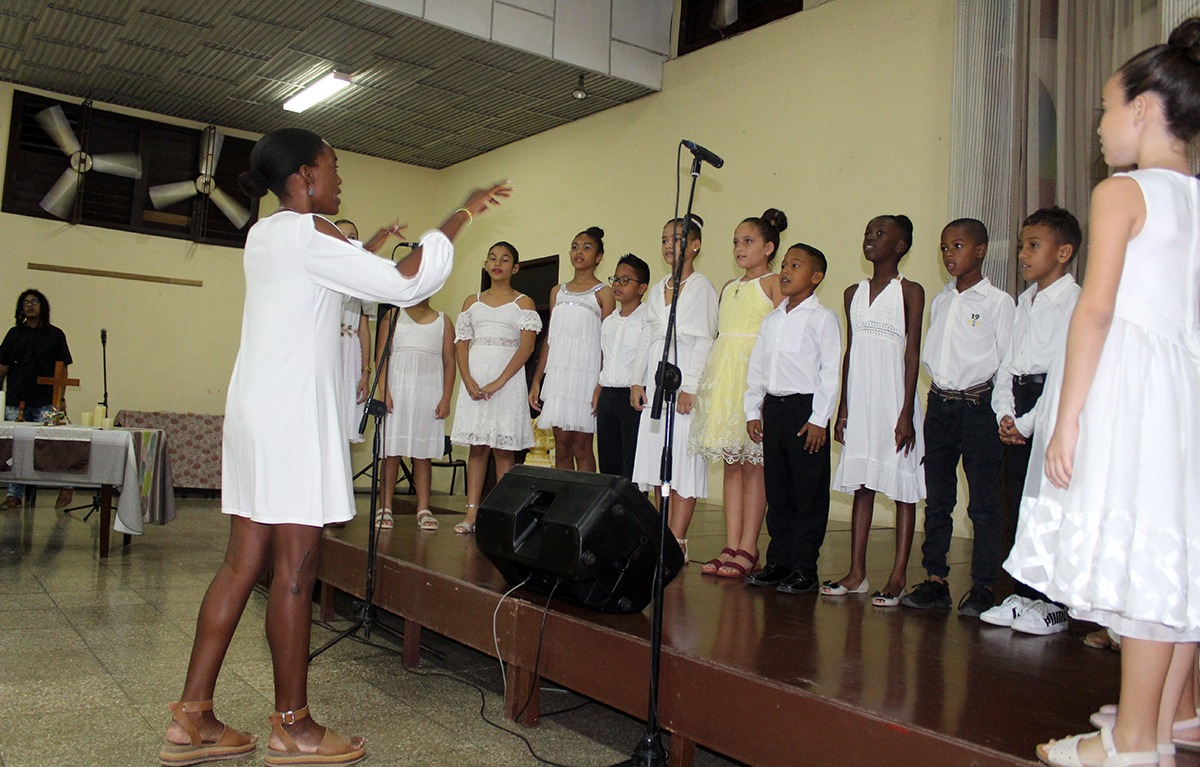 El coro infantil, guiado por la instructora de canto Kenia Molina, nos regaló excelentes canciones
