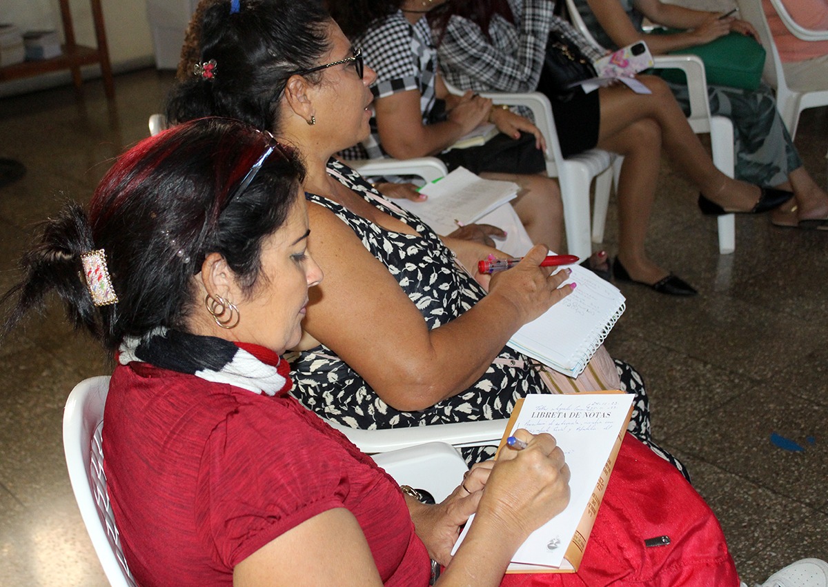 Intercambio de ideas en el encuentro