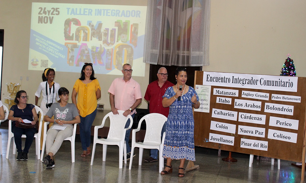 La coordinadora del Programa Académico del CCRD-Cuba, junto a su equipo, da la bienvenida al encuentro