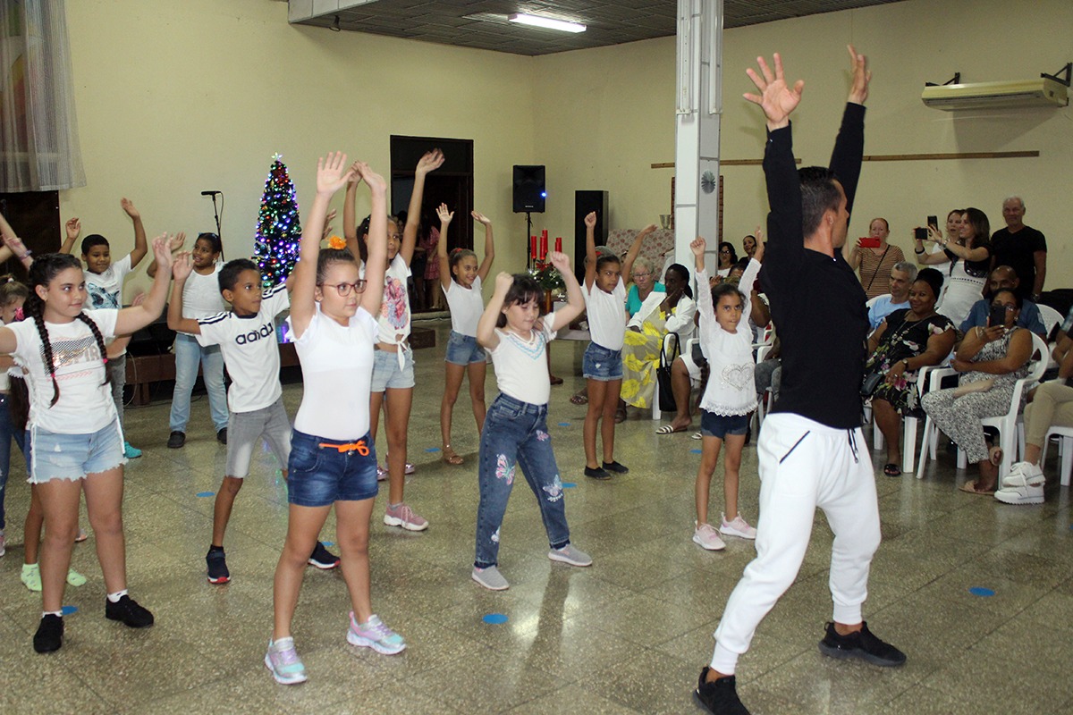 Los integrantes de las clases de baile que se imparten en el CCRD-Cuba, con su instructor Yudier Ricardo Parra, fueron parte del elenco