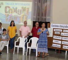 La coordinadora del Programa Académico del CCRD-Cuba, junto a su equipo, da la bienvenida al encuentro
