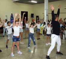 Los integrantes de las clases de baile que se imparten en el CCRD-Cuba, con su instructor Yudier Ricardo Parra, fueron parte del elenco