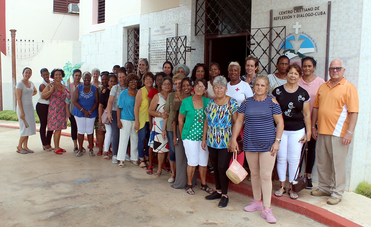 Asistentes al Encuentro nacional para mujeres en el CCRD-Cuba