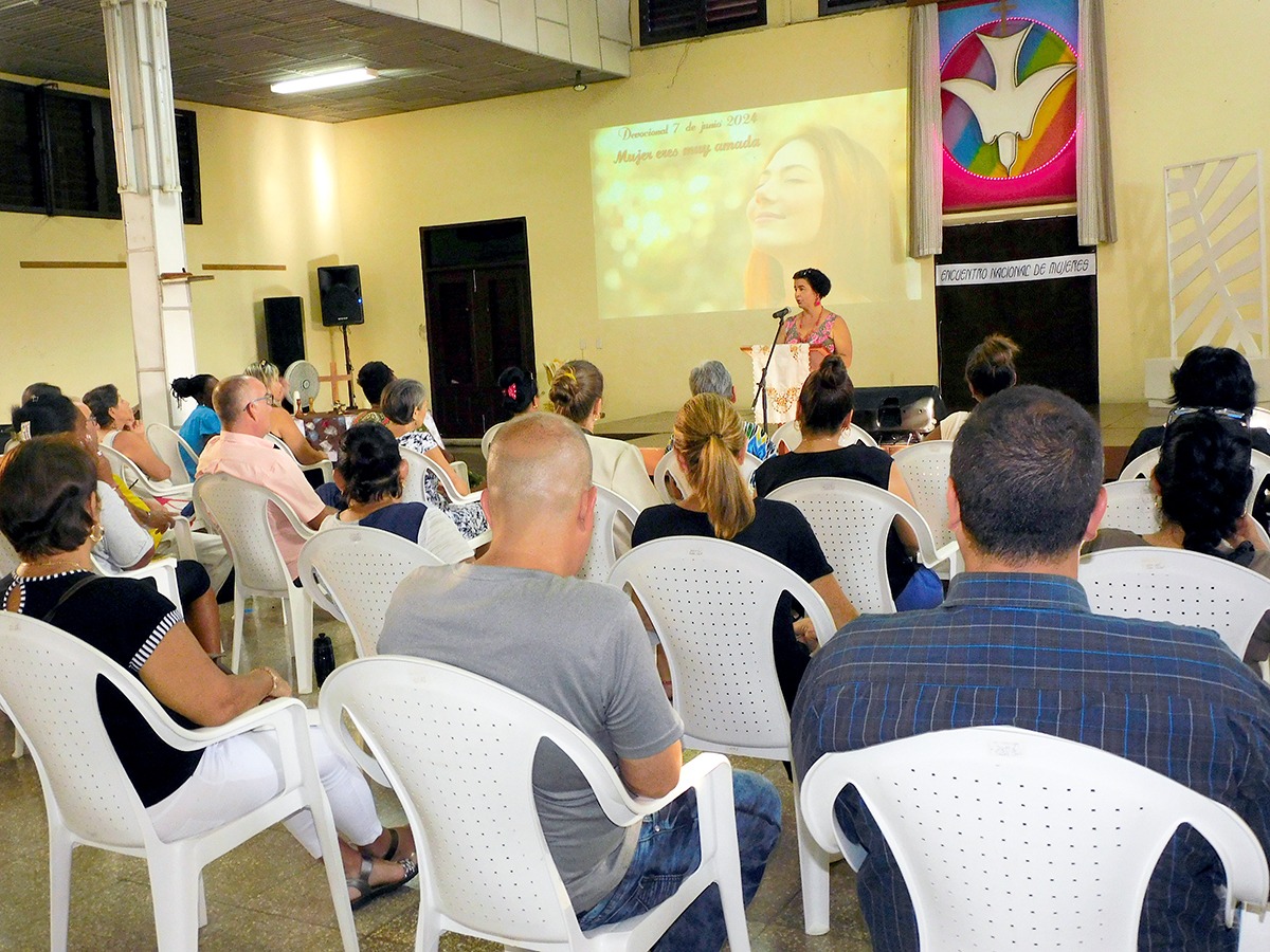 Las asistentes al Encuentro compartieron con los trabajadores del CCRD-Cuba el espacio dedicado al devocional que se celebra cada viernes