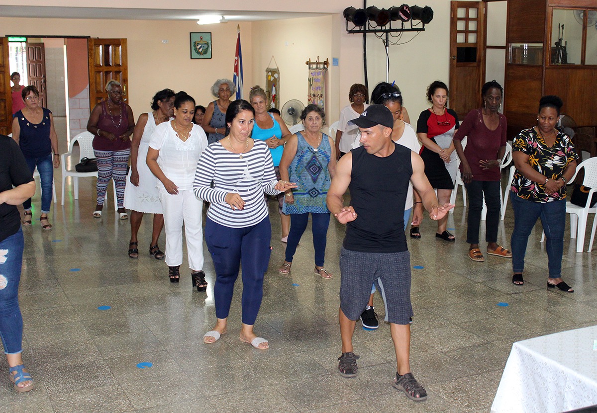 Para soltar parte de las cargas cotidianas, se realizó una bailoterapia facilitada por el instructor Yudier Ricardo