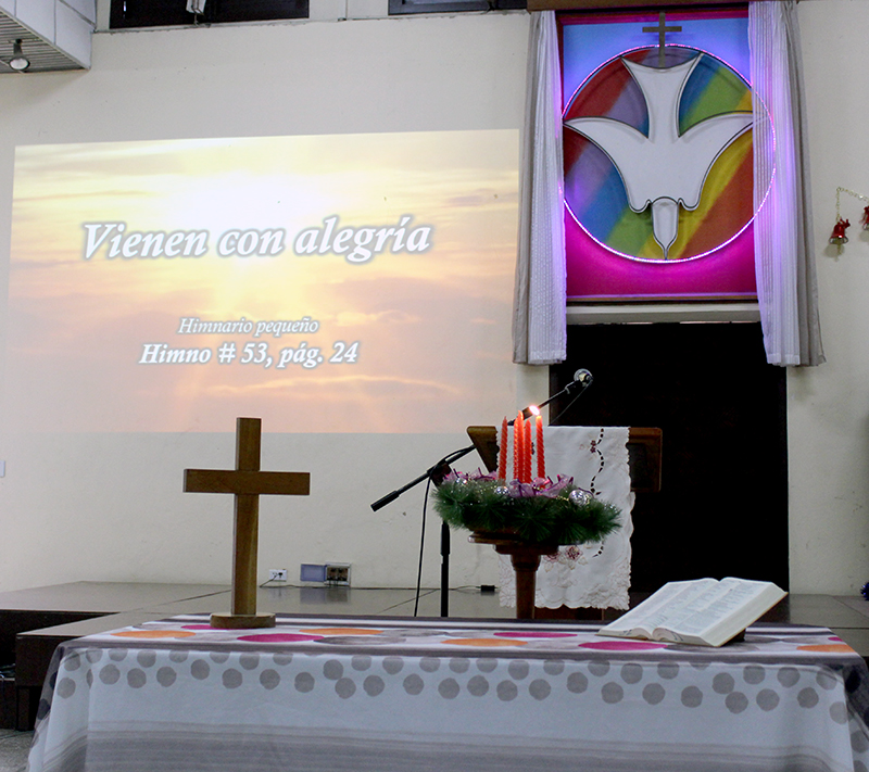 Cruz, Biblia, Corona de Adviento, Velas, símbolos de esta fecha litúrgica