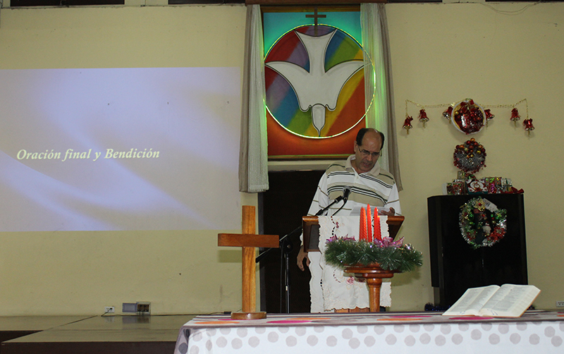 El Rev. Samuel I. Hernández da la bendición final