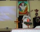 El Rev. Samuel I. Hernández da la bendición final