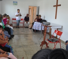 Geidis Rodríguez Perdomo, psicóloga de salud mental (de pie), impartiendo su charla educativa