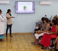 Aprender maniobras como la de Heimlich, es fundamental en casos de obstrucción total o parcial de las vías aéreas