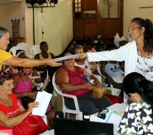 Los cuidadores capacitados se convierten en socios valiosos, pues se comunican eficazmente con médicos, enfermeras y terapeutas, contribuyendo a la planificación de la atención