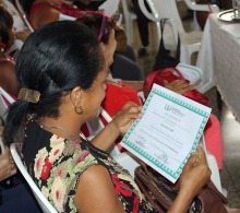 El certificado, avalado por el Ministerio de Salud Pública, les permite desempeñarse como cuidadores profesionales