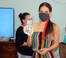 Una de las ganadoras de la rifa de miniaturas de arte