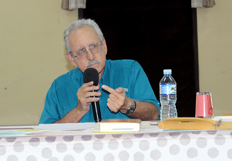 Los comentarios del sacerdote jesuita Alberto García, como siempre, inspiraron al público