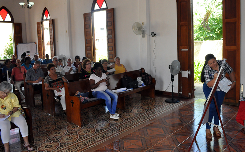 A la derecha, la especialista Patricia de la Paz, aborda uno de los temas del Taller