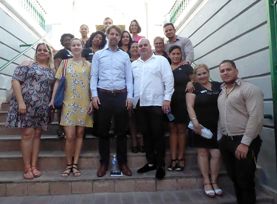 Representantes del Centro Cultural y de Información-Biblioteca Mons. Pedro C. Meurice Estiú junto al equipo evaluador