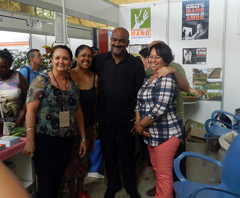 Lázaro Suárez Navarro, Presidente de la Asamblea del Poder Popular en Cárdenas (al centro), comparte con trabajadores del CCRD-C