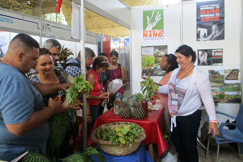 Los trabajadores del CCRD-C promocionan los productos de la Finca El Retiro