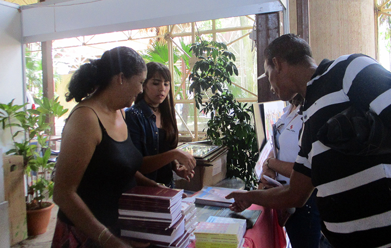 El público se interesa por las publicaciones del CCRD-C.