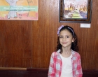 Isabel Varela junto a su obra El valle del jardinero. Esta niña fue el Primer Lugar en el Primer Salón Infantil Regalos para Teresita,