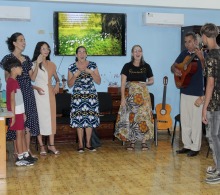Pastora Lenuska Bravo Martínez y miembros de la Iglesia Pentecostal Bethel, junto a Shelianys y su familia dedican alabanzas a Dios