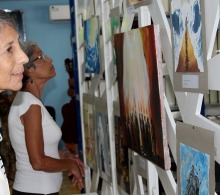 Trabajadores de nuestro Centro aprecian el arte de esta joven artista