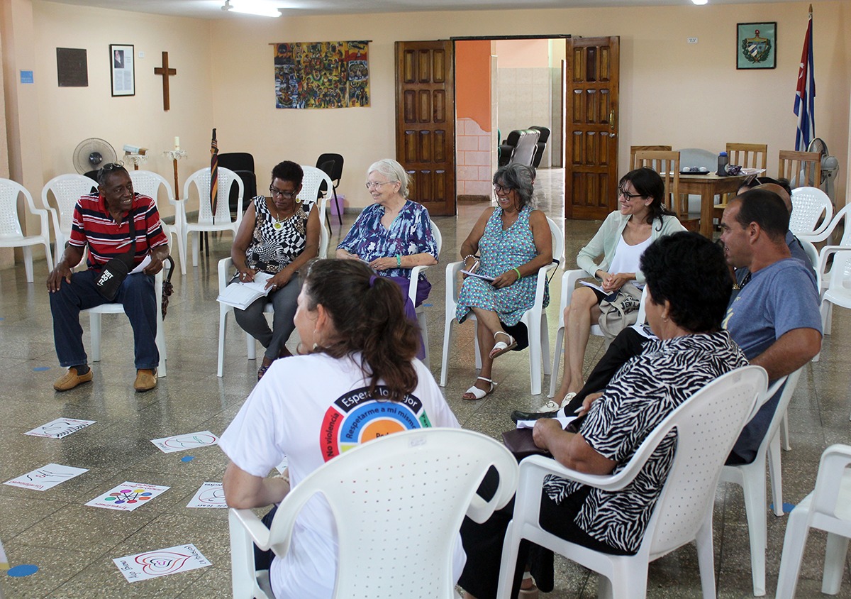 La nominación de adjetivos en positivo basados en cualidades personales, para así nombrar a cada participante al taller predispone la afirmación y creatividad