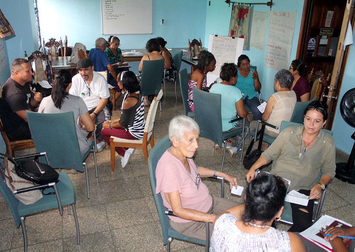 Las experiencias en grupos pequeños e interacciones uno a uno crean un sentido de comunidad y confianza.