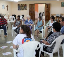 La nominación de adjetivos en positivo basados en cualidades personales, para así nombrar a cada participante al taller predispone la afirmación y creatividad