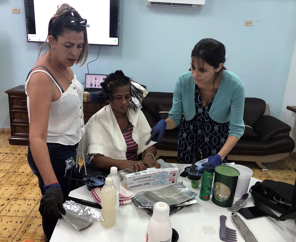 También se enseñaron, paso a paso, los aspectos básicos para la coloración del cabello, los tipos de producto que pueden ser empleados, así como algunas técnicas y procedimientos