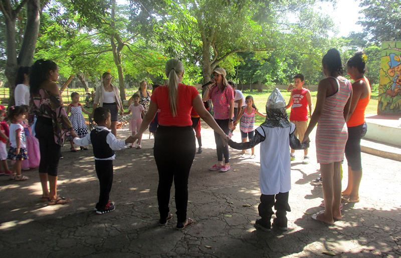 Durante los juegos de participación entre niños y padres