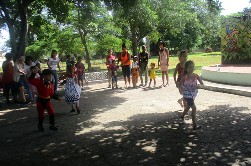 Los niños disfrutando de los juegos