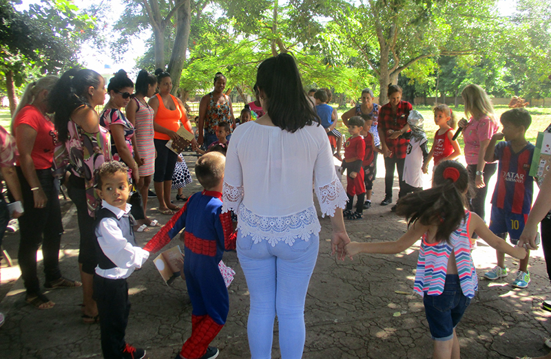 Niños y padres cantando