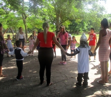 Durante los juegos de participación entre niños y padres