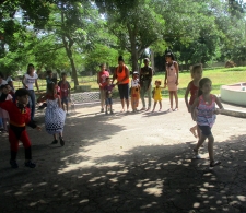 Los niños disfrutando de los juegos