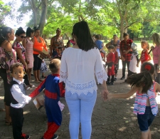 Niños y padres cantando