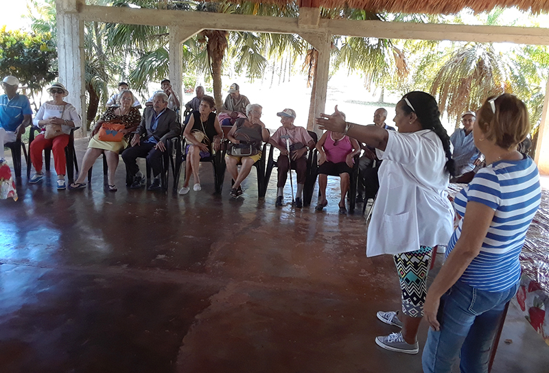 A la derecha, Gladys Olivera y Madennis Díaz, especialistas de la Casa de los Abuelos