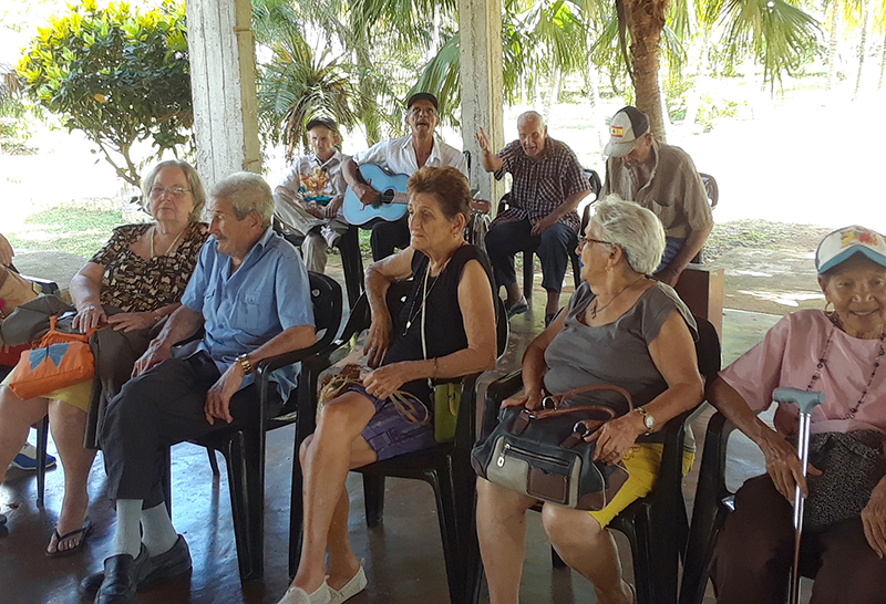 Un grupo de ancianos comparte su canto