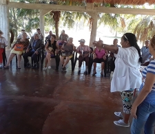 A la derecha, Gladys Olivera y Madennis Díaz, especialistas de la Casa de los Abuelos